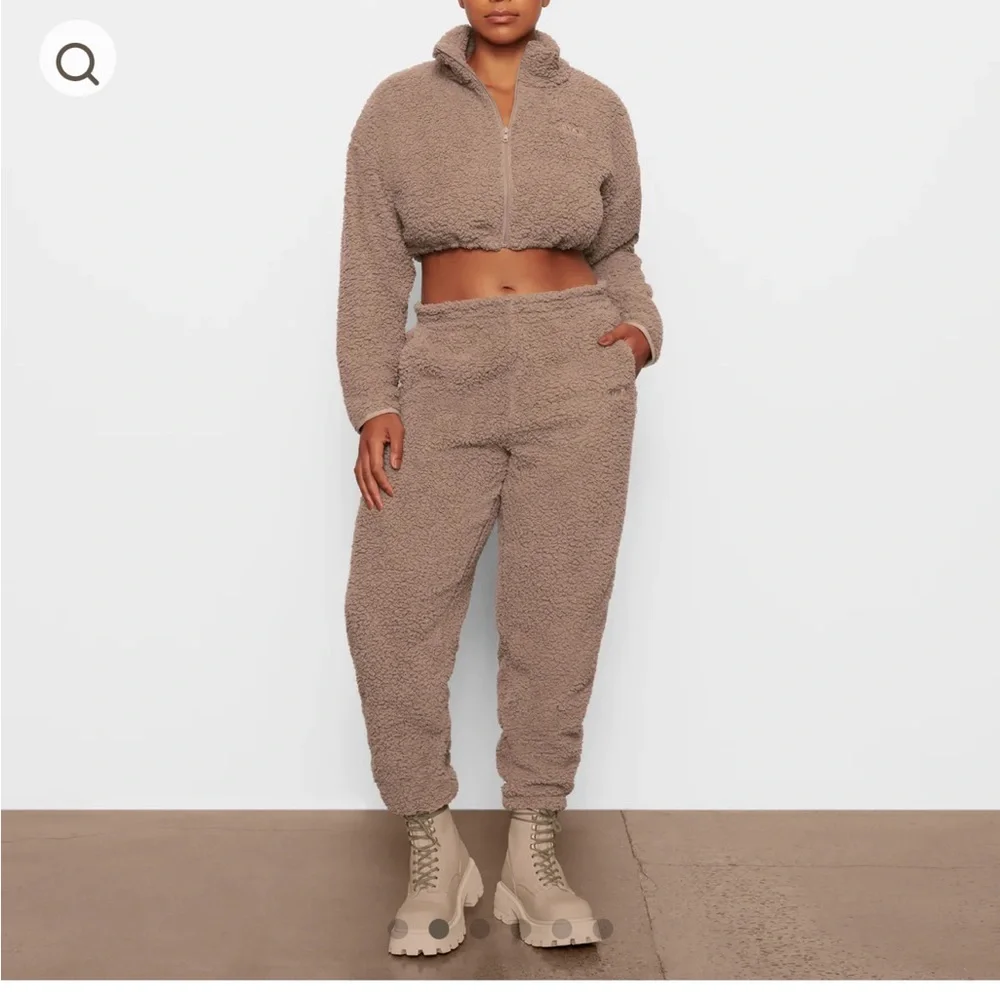 SKIMS teddy jogger in color desert - medium NWT - Picture 2 of 5